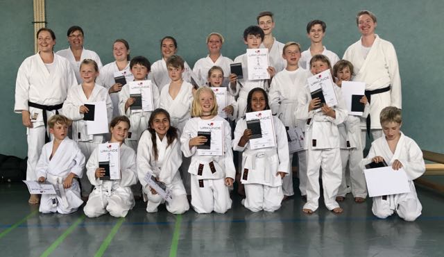 Heiße Weißgurtprüfung