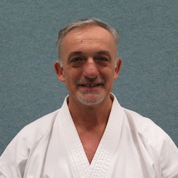 - geboren in Osijek (Kroatien)- seit 2007 Träger des 4. Dan- sportliche Erfolge: - 1987 Kata-Team Weltmeister für Jugoslawien (WM Kanada)- Trainingsschwerpunkt: - starke und präzise Grundtechniken, Beherrschung der Katas und des Bunkai- Inhaber der Prüferlizenz (bis 1. Kyu)- Inhaber der Trainerlizenz des DKV- Fitnesstrainer bei verschiedenen Banken und Fitnessstudios Slobodan Adanski